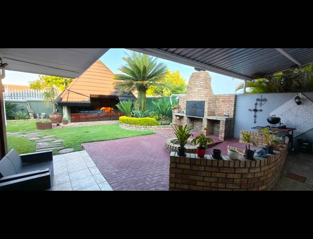 3 BEDROOM TOWNHOUSE FOR SALE IN PROTEA PARK